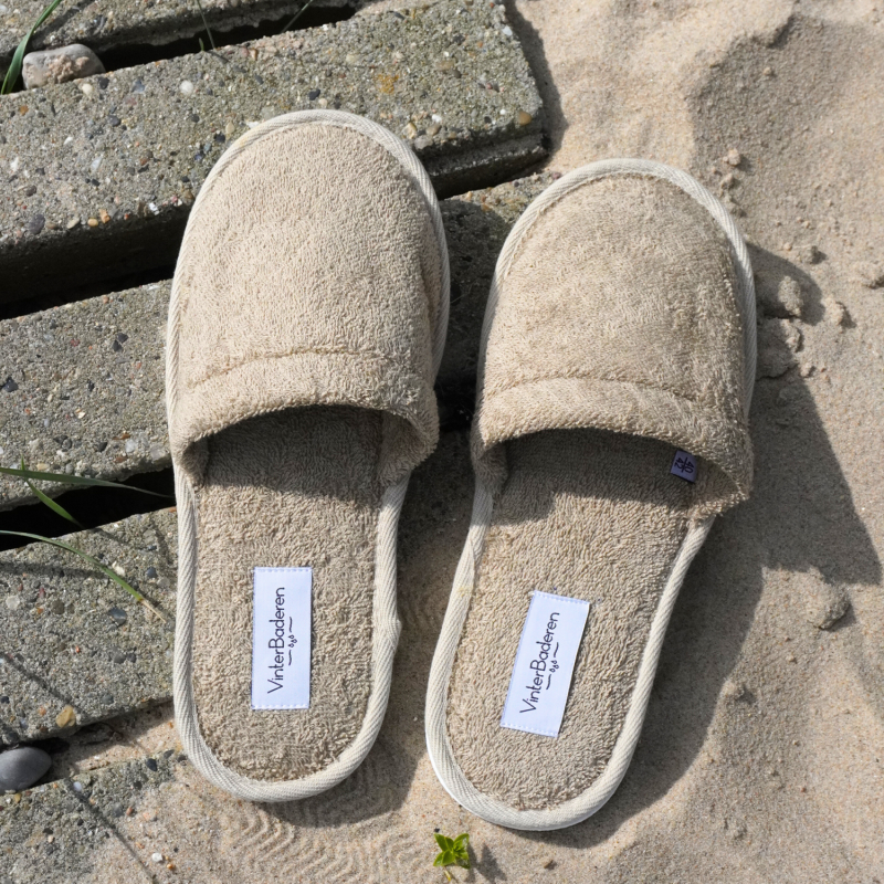 Sandfarvede slippers til varme og tørre fødder